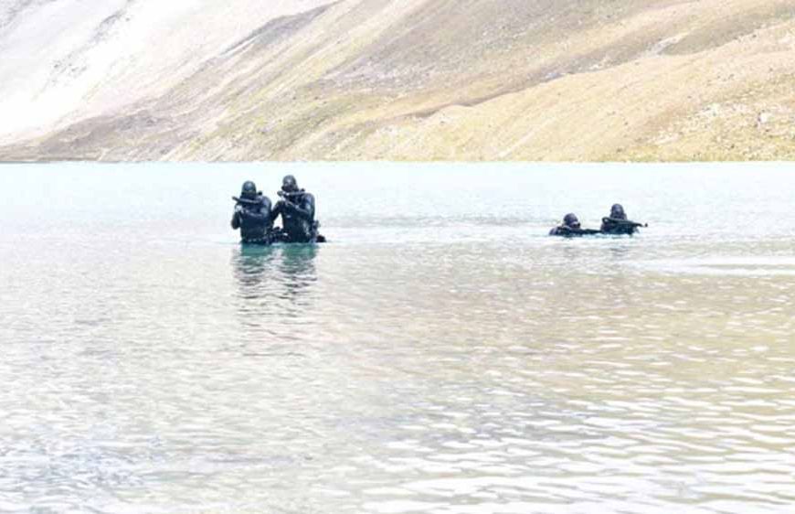 17000 फीट की ऊंचाई पर सेना और नौसेना के कमांडो ने किया संयुक्त अभ्यास