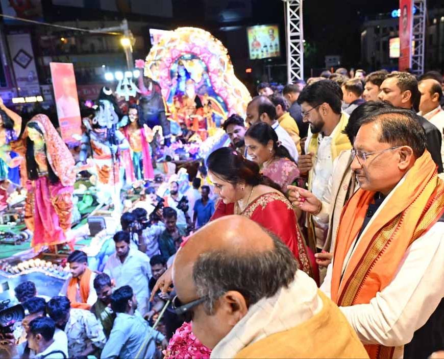 विविध पौराणिक प्रसंगों एवं आधुनिक घटनाओं पर आधारित सुसज्जित झांकियां बनी आकर्षण का केंद्र: झांकियों को देखने रायपुर में उमड़ा जनसैलाब