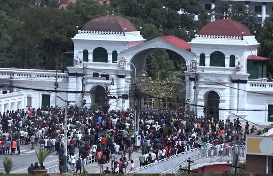 नेपाल में तख्तापलट: PM केपी शर्मा ओली ने दिया इस्तीफा, संसद भवन में आगजनी