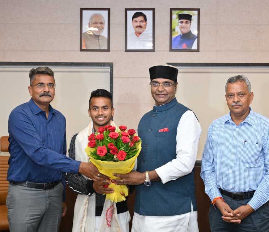 हॉकी एशिया कप में विजय पर मंत्री सारंग ने विवेक सागर को किया सम्मानित