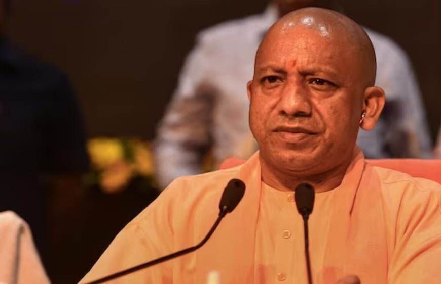 सीएम योगी ने की गोसेवा,भवानी और भोलू को दुलारा, पुंज को भी खिलाया गुड़