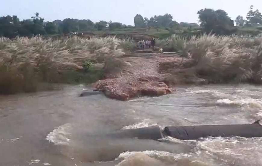 झारखंड में पुल धंसने से कार पानी में गिरी, 4 बचे, 1 लापता,  तलाश जारी