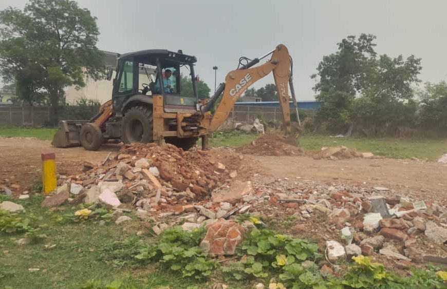 भाठागांव में अवैध प्लॉटिंग पर बड़ी कार्रवाई, जेसीबी से पांच एकड़ जमीन हुई मुक्त