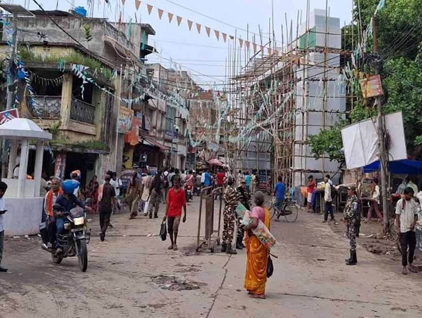 भयानक तस्वीरें: बिहार के इस गांव में नेपाल से लगी आग, घर और बाइकें जलते देख लोग सहम गए