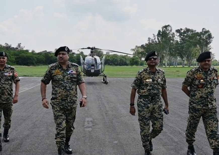 बीएसएफ के वरिष्ठ अधिकारियों ने बाढ़ प्रभावित सीमावर्ती इलाकों का हवाई सर्वेक्षण किया