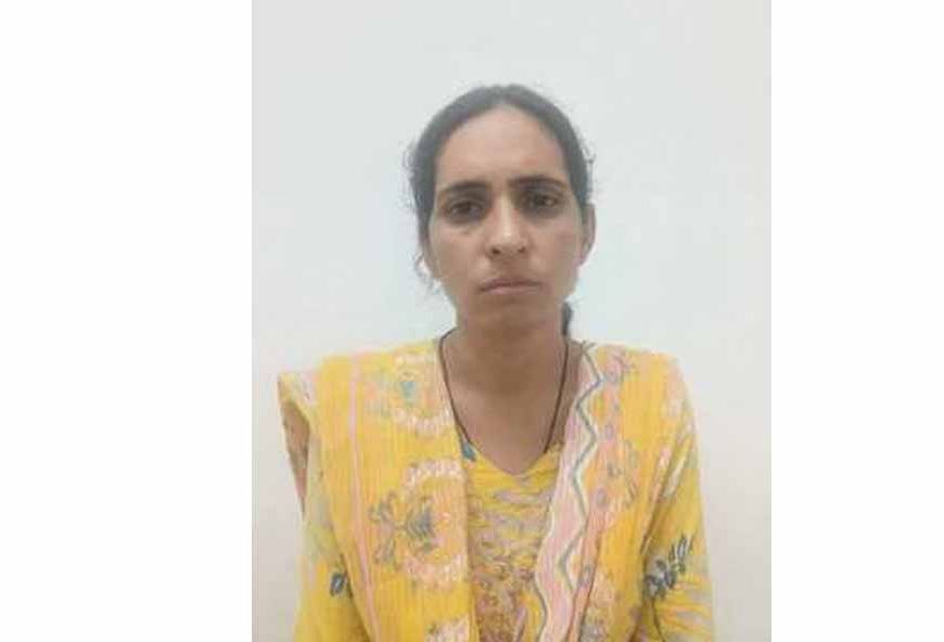 ब्लूटूथ से नकल करते पकड़ी गई महिला सुपरवाइजर, अधिकारिता विभाग की भर्ती परीक्षा में धांधली