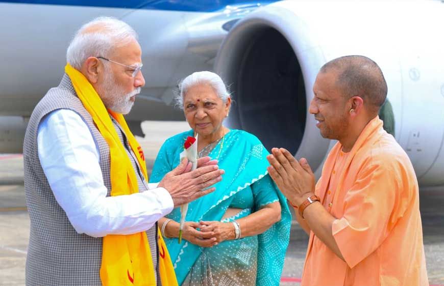 राज्यपाल व सीएम योगी ने काशी में किया प्रधानमंत्री का स्वागत