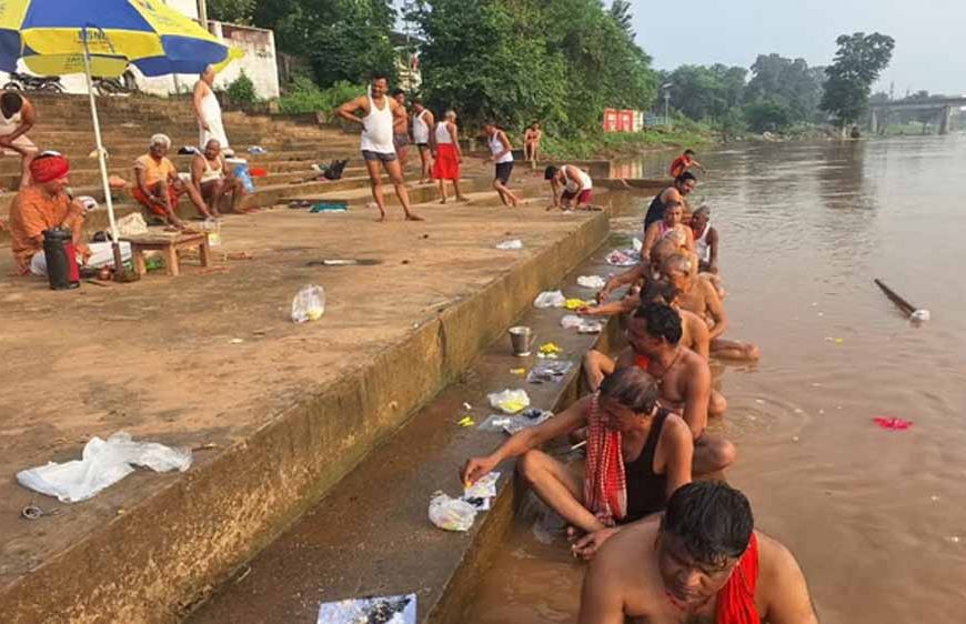 पितृपक्ष पर श्रद्धालुओं का सैलाब: महामाया मंदिर के छठ घाट और कन्हर नदी तट पर उमड़ी भीड़