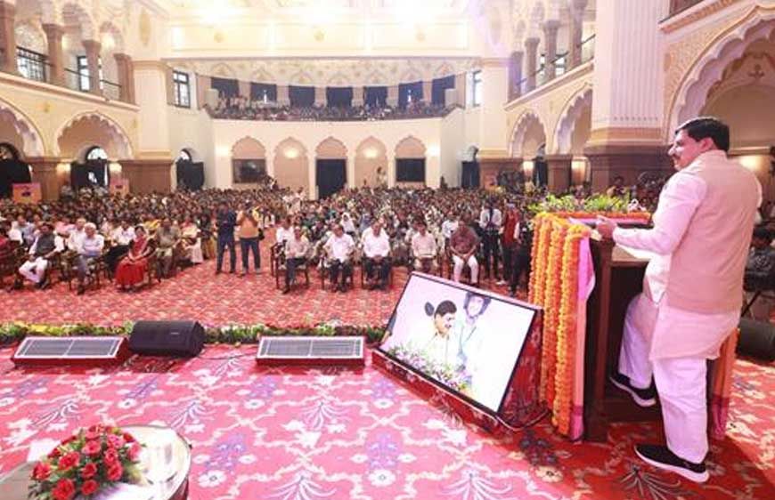 प्रदेश के विद्यार्थी राष्ट्रीय और अंतर्राष्ट्रीय स्तर पर अपनी प्रतिभा और योग्यता करें स्थापित : मुख्यमंत्री डॉ. यादव