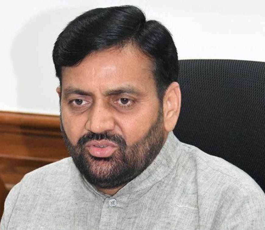 हाथों में झाड़ू और अफसरों पर सख्ती, स्वच्छता पर भड़के CM बोले- ढिलाई बर्दाश्त नहीं