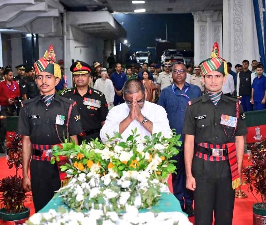 हिमस्खलन में शहीद हुए सेना जवान को राज्यपाल और CM हेमंत ने दी श्रद्धांजलि, जताई गहरी संवेदना