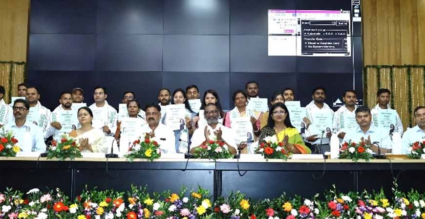 सीएम हेमंत ने 19 नगर पालिका सेवा अभ्यर्थियों को दिए नियुक्ति पत्र, कहा- झारखंड का सर्वांगीण विकास प्राथमिकता