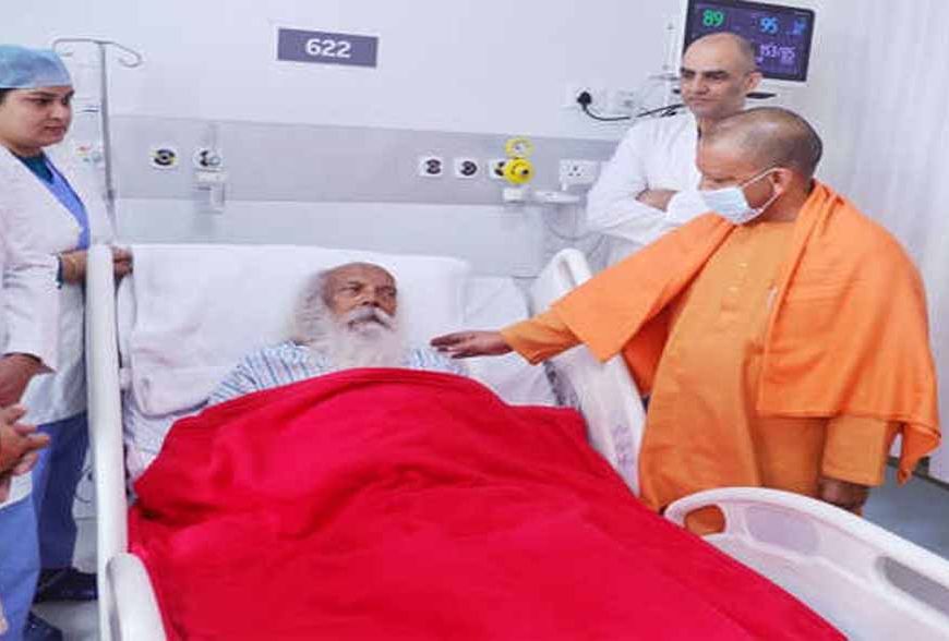 मुख्यमंत्री योगी आदित्यनाथ पहुंचे दिगंबर अखाड़ा, महंत सुरेश दास महाराज के स्वास्थ्य की ली जानकारी