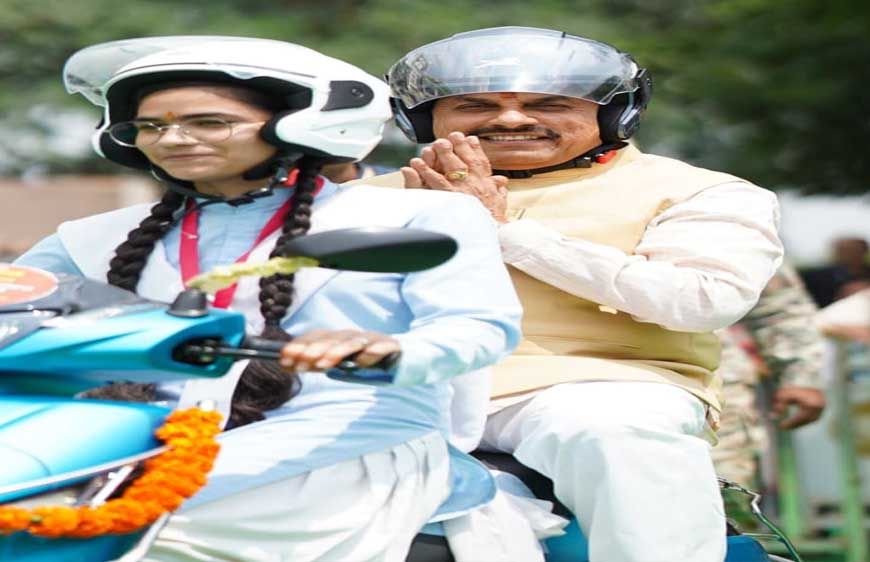 मुख्यमंत्री डॉ. यादव ने हेलमेट पहन कर विद्यार्थियों को दिया सुरक्षा का संदेश