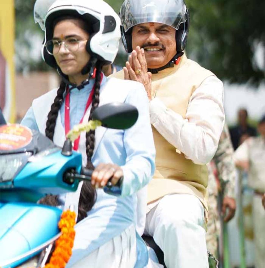 मुख्यमंत्री डॉ. यादव ने हेलमेट पहन कर विद्यार्थियों को दिया सुरक्षा का संदेश