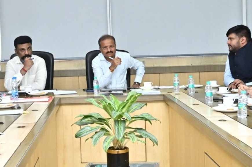 मुख्यमंत्री के प्रमुख सचिव ने नक्सल प्रभावित जिलों में विकास कार्यों की समीक्षा की