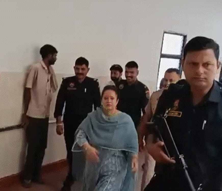 स्वास्थ्य मंत्री आरती राव का LNJP अस्पताल दौरा: कमांडो ने तोड़ा शीशा, फिर लिया निरीक्षण