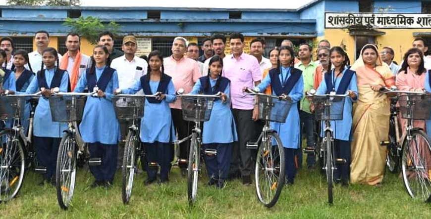 रायपुर : शिक्षा से संवरता है भविष्य, बेटियों को मिल रहा समान अवसर: मंत्री टंकराम वर्मा