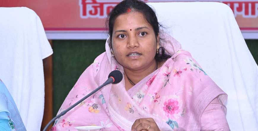 मंत्री श्रीमती लक्ष्मी राजवाड़े ने जशपुर में महिला एवं बाल विकास समाज कल्याण विभाग के अधिकारियों की संयुक्त बैठक ली