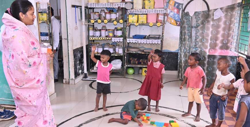 रायपुर : महिला एवं बाल विकास मंत्री श्रीमती राजवाड़े सरगुजा संभाग के दौरे पर