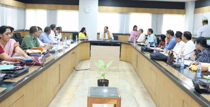 रायपुर : स्वास्थ्य मंत्री की अध्यक्षता में सभी चिकित्सा महाविद्यालयों के डीन एवं मेडिकल सुपरिटेंडेंट की समीक्षा बैठक
