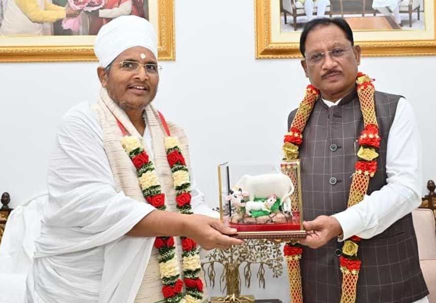 रायपुर : मुख्यमंत्री से पूज्य संत श्री असंग देव जी ने की सौजन्य भेंट