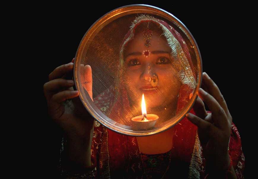 करवा चौथ 2025: 9 या 10 अक्टूबर? जानें पूजा की तिथि, शुभ मुहूर्त और जरूरी सामग्री