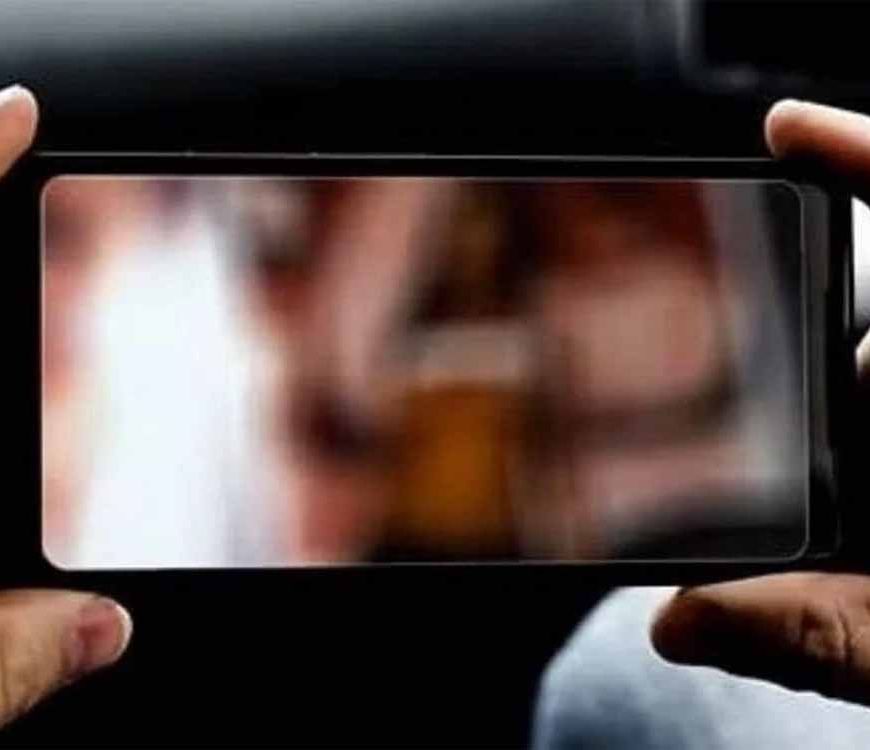 पोर्न स्टार की न्यूड तस्वीरों पर बैन: इंस्टाग्राम की कार्रवाई से भड़का कोर्ट