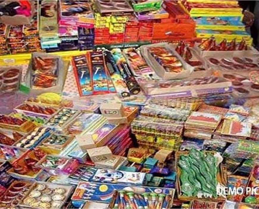 खेतों में चल रही अवैध फैक्टरी पर पुलिस का बड़ा Raid, 10 हजार किलो से ज्यादा पटाखे बरामद