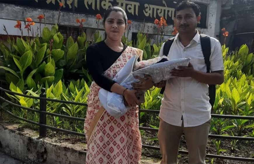 20 दिन की बेटी को गोद में लेकर DSP बनीं मैहर की वर्षा, पहली रैंक से किया इतिहास!