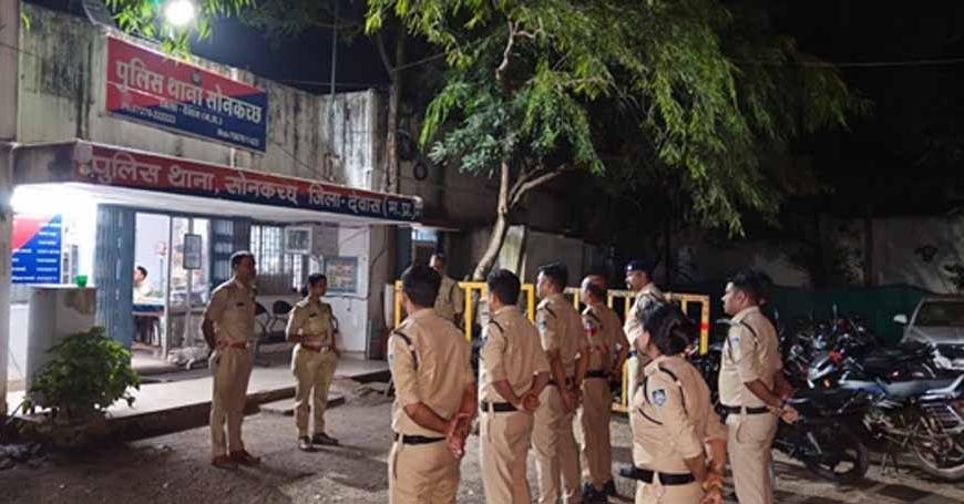 देवास में पुलिस की बड़ी कार्रवाई: 21 थानों की संयुक्त कांबिंग गश्त, 275 से अधिक बदमाशों की चेकिंग