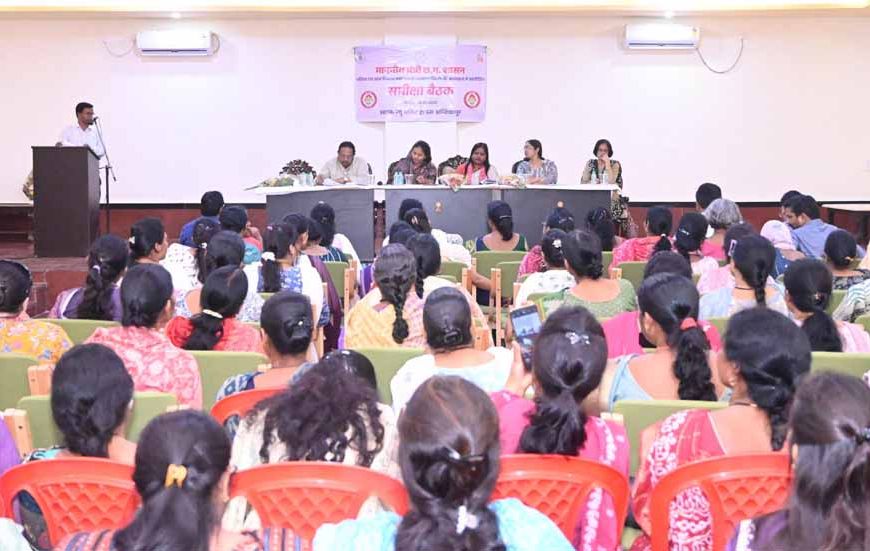 महिला एवं बाल विकास मंत्री लक्ष्मी राजवाड़े ने अंबिकापुर में की विभागीय समीक्षा बैठक