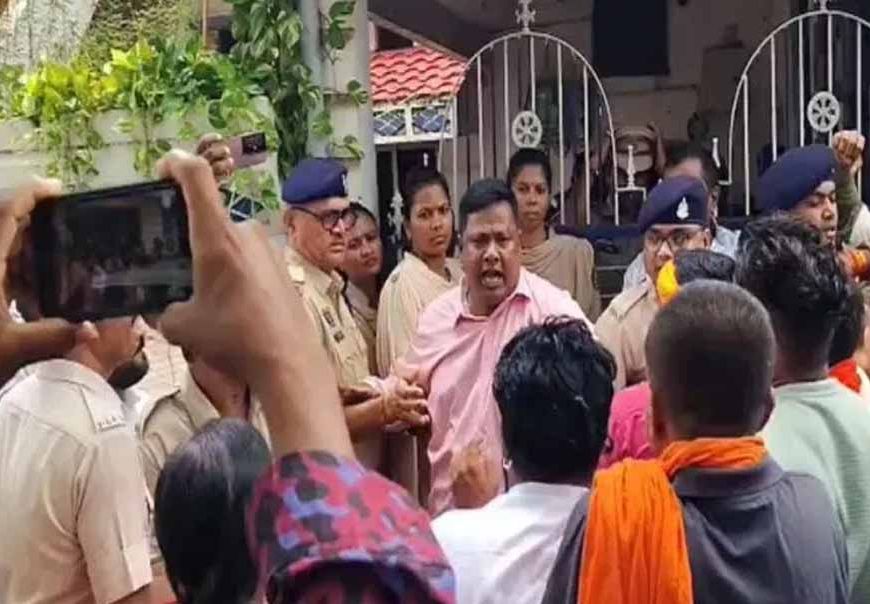 धर्मांतरण विरोधी विवाद: बजरंग दल और प्रार्थना सभा के बीच हुई झड़प