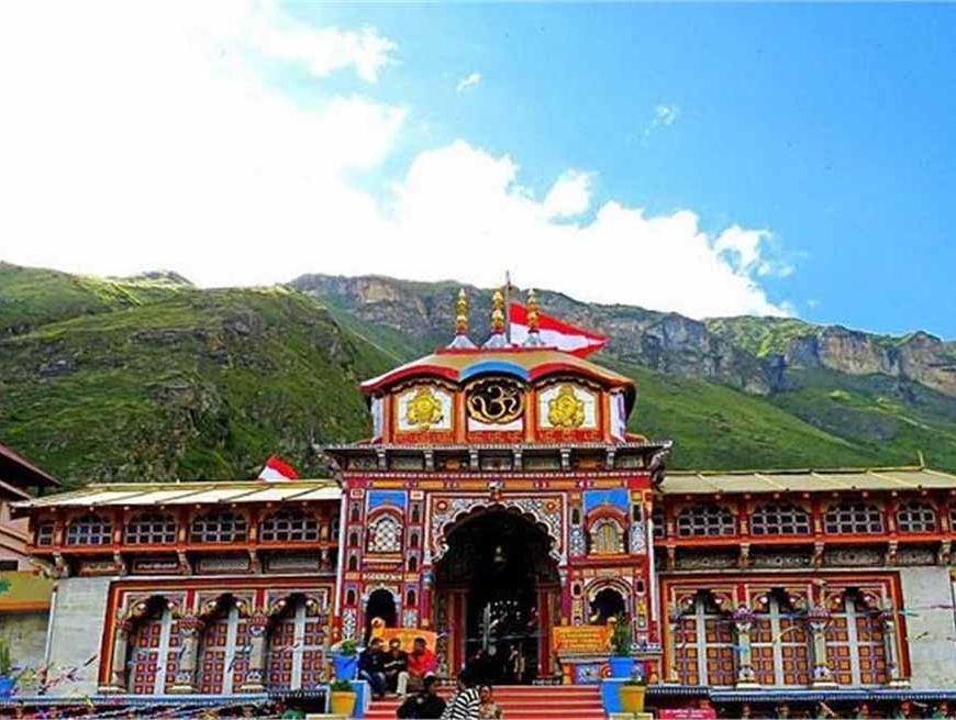 बद्रीनाथ मंदिर परिसर में भिक्षावृत्ति पर रोक, प्रशासन ने जारी किया आदेश