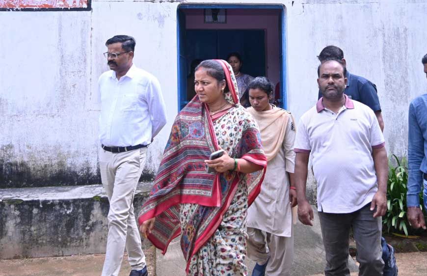 रायपुर : मंत्री श्रीमती लक्ष्मी राजवाड़े ने बलरामपुर में विभिन्न संस्थाओं का किया निरीक्षण
