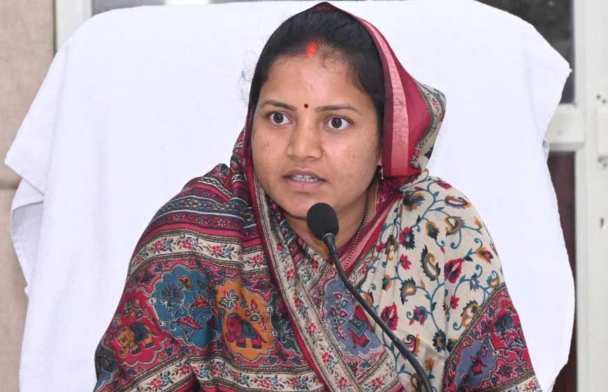 रायपुर : मंत्री लक्ष्मी राजवाड़े ने ली विभागीय समीक्षा बैठक