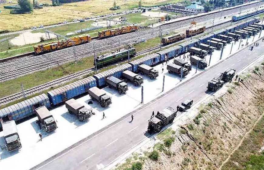 कश्मीर पहुंची भारतीय सेना की पहली मालगाड़ी, लौटते वक्त सेब लेकर आएगी घाटी की मिठास