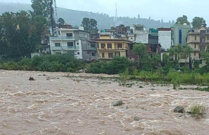 जम्मू-कश्मीर और हिमाचल में बारिश का कहर: राजौरी में भूस्खलन, मंडी में बहे वाहन