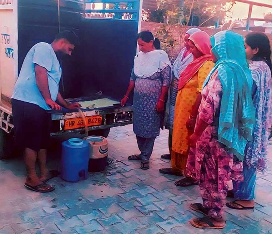 गंदे पानी से ग्रामीणों की सेहत पर असर, दर्जनों परिवार पीने के साफ पानी को तरसे