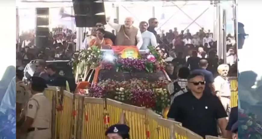 धार में पीएम मोदी का भव्य स्वागत, खुली जीप से पहुंचे कार्यक्रम स्थल