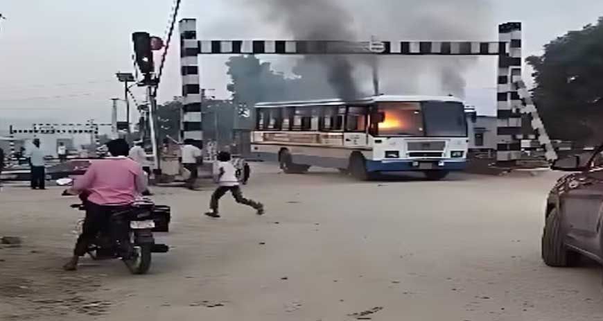 जयपुर में रोडवेज बस में लगी भीषण आग, 30 यात्रियों ने कूदकर बचाई जान
