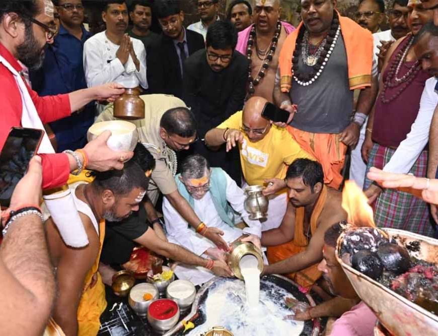 राज्यपाल संतोष गंगवार ने बाबा बैद्यनाथ धाम में की पूजा, प्रदेशवासियों के सुख-समृद्धि की प्रार्थना