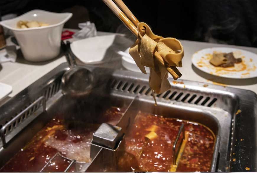 नशे में सूप में पेशाब की हरकत पड़ी भारी, माता-पिता पर लगा 2.71 करोड़ का जुर्माना