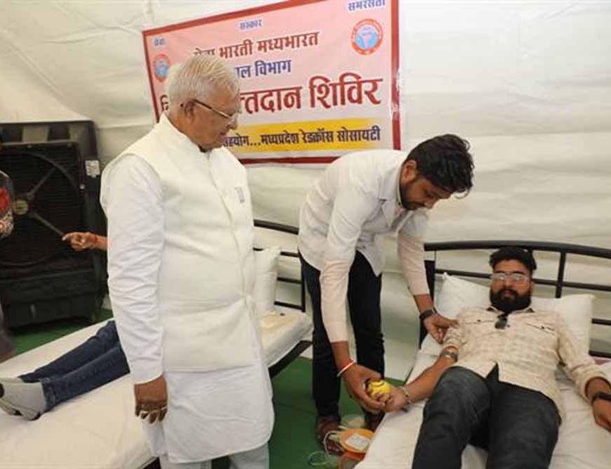 राज्यपाल पटेल ने रक्तदान और स्वास्थ्य शिविर का लिया जायज़ा