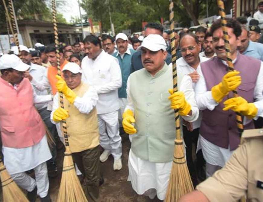 मुख्यमंत्री डॉ.यादव ने स्वच्छता के लिए श्रमदान कर स्वच्छोत्सव का किया शुभारंभ