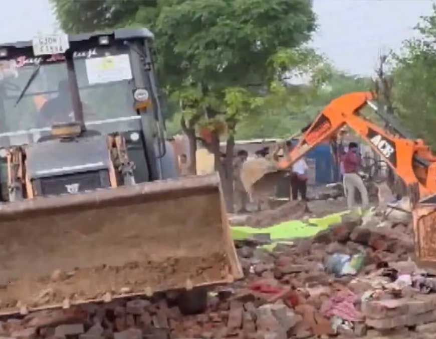 साबरमती किनारे चला बुलडोजर, गुजरात में 700 से ज़्यादा अवैध ढांचे जमींदोज