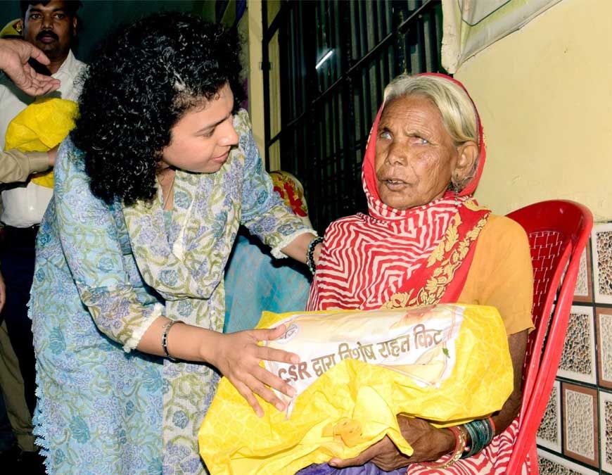 योगी सरकार ने खीरी में पेश की जनसहभागिता की मिसाल, 5 हजार सीएसआर स्पेशल किट बनीं बाढ़ पीड़ितों का संबल
