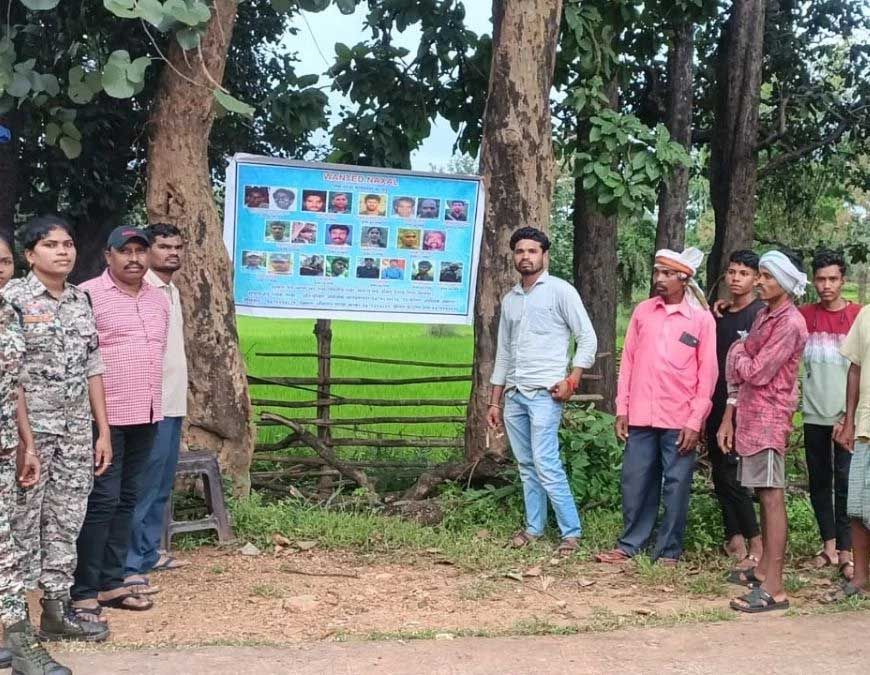 अब माओवादियों के खिलाफ पुलिस का पोस्टर वार, गांव-गांव में लगाए पोस्टर, लोगों से मांगी मदद