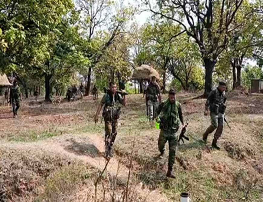 छत्तीसगढ़: सुरक्षाबलों की कार्रवाई में तीन इनामी नक्सली ढेर, भारी मात्रा में हथियार और विस्फोटक जब्त