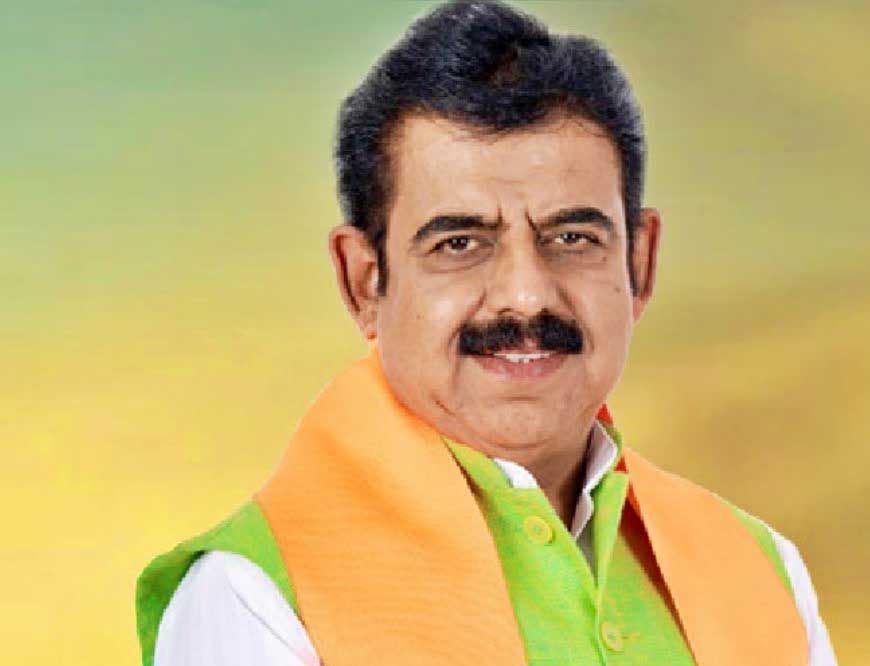 इंदौर में गड्ढों से हादसे पर सख्त हुए सांसद शंकर लालवानी, ठेकेदार-अधिकारियों पर FIR की चेतावनी